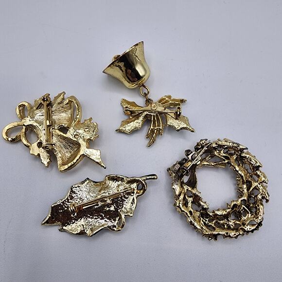 Vintage Christmas Brooch Lot Wreaths Holly Bells Enamel Mid Century Jewelry - Picture 8 of 8